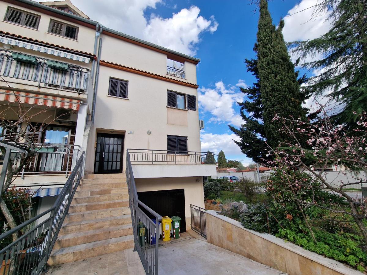 Apartments Katarina - New Renovated Ровинь Экстерьер фото